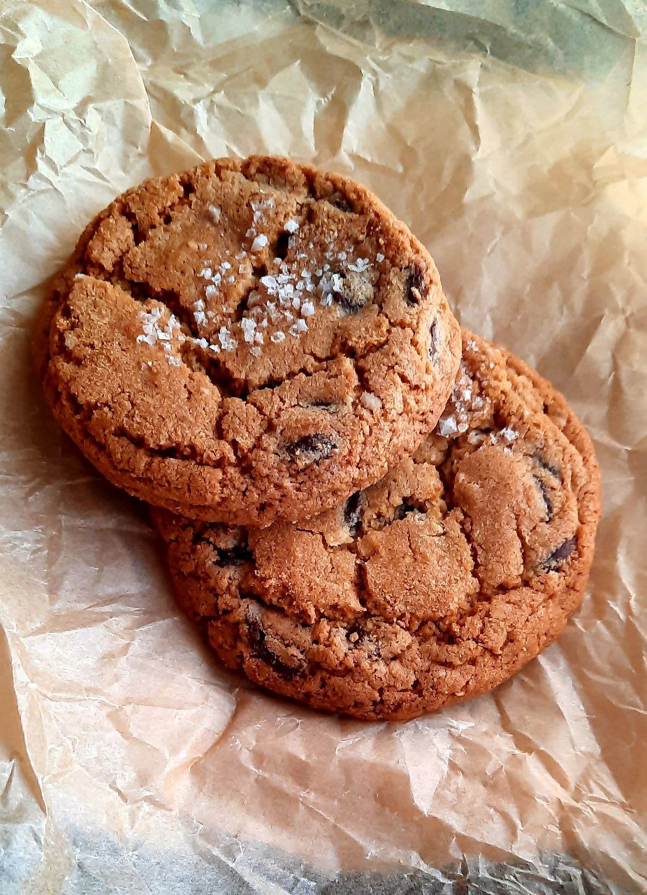 Delicious Half-Dozen-Cookie Box: Perfect for Snacking or Gifting