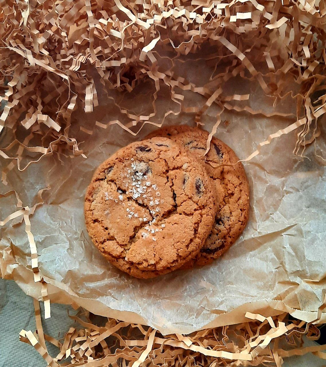 Delicious Half-Dozen-Cookie Box: Perfect for Snacking or Gifting
