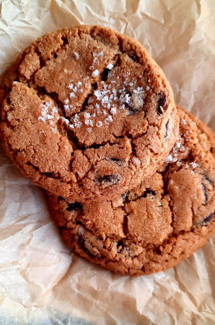 Delicious Half-Dozen-Cookie Box: Perfect for Snacking or Gifting
