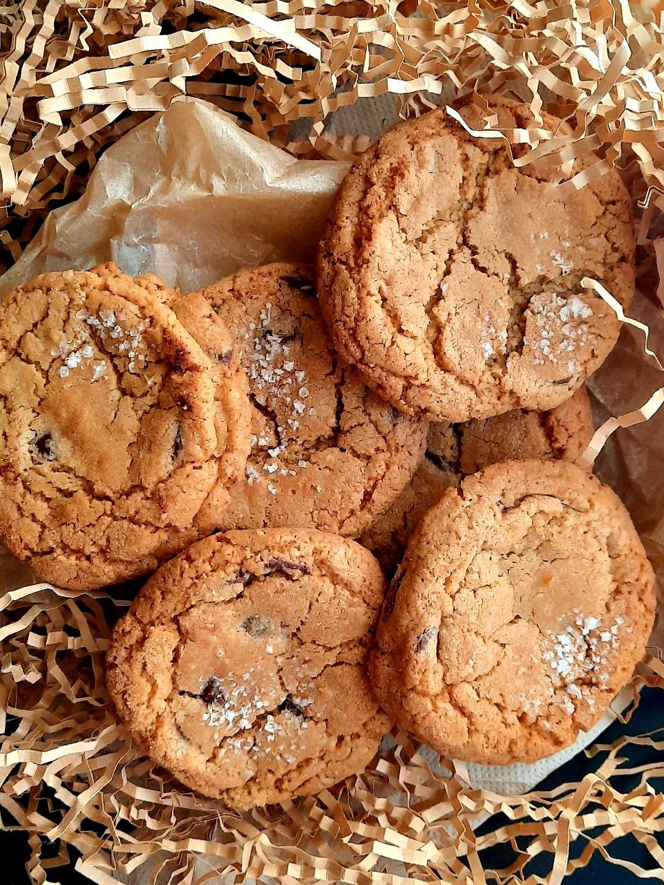 Delicious Half-Dozen-Cookie Box: Perfect for Snacking or Gifting