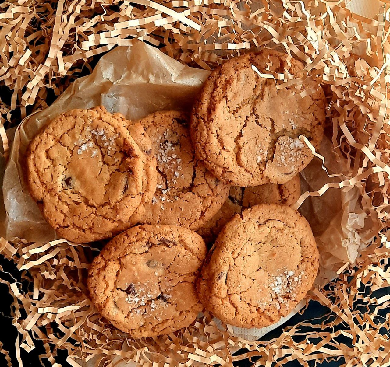 Delicious Half-Dozen-Cookie Box: Perfect for Snacking or Gifting