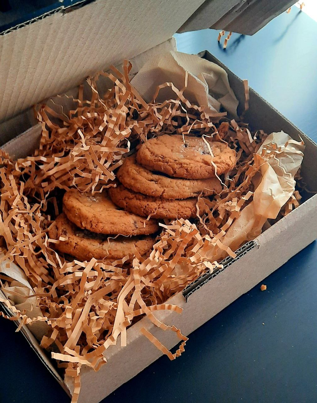Delicious Half-Dozen-Cookie Box: Perfect for Snacking or Gifting