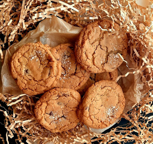Delicious Half-Dozen-Cookie Box: Perfect for Snacking or Gifting